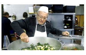 Italiano de 90 anos cozinha todos os dias para pessoas em situação de rua