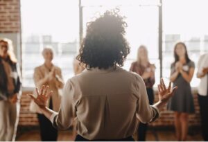 Como um consultor externo pode auxiliar uma organização?